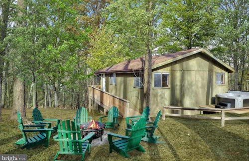 The Woods Casa | 2-bedroom cabin, with a Fireplace, PS5, BBQ, fitness room, and a private hot tub