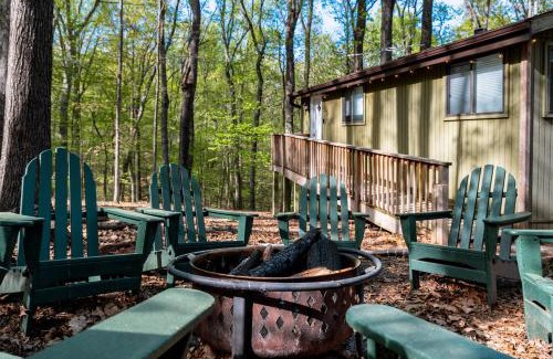 The Woods Casa | 2-bedroom cabin, with a Fireplace, PS5, BBQ, fitness room, and a private hot tub