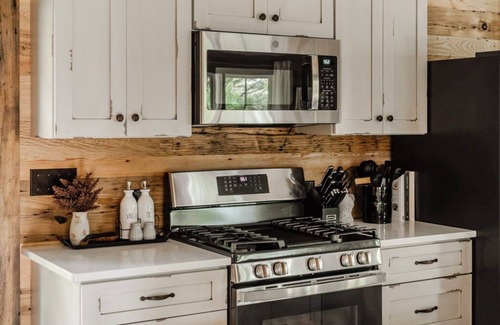 Sinking Spring Cabina | 2 Bedroom Cabin with Pickleball Court, Sectional Couch and Outdoor Dining