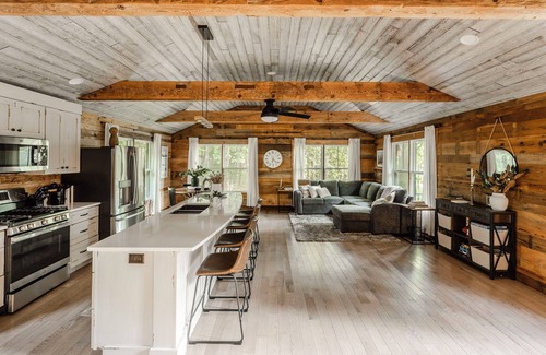 Sinking Spring Cabina | 2 Bedroom Cabin with Pickleball Court, Sectional Couch and Outdoor Dining