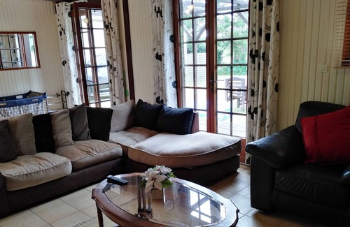 Aubigne-Racan Chalet De Esquí | Chalet de 2 dormitorios ubicado en 3 1/2 acres con vista a un lago tranquilo