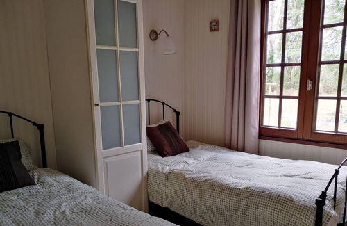 Aubigne-Racan Chalet De Esquí | Chalet de 2 dormitorios ubicado en 3 1/2 acres con vista a un lago tranquilo