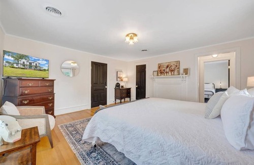 Blairs Cama Y Desayuno | 2 bedroom Charming Farmhouse Getaway : Levi Hall
