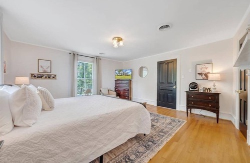 Blairs Cama Y Desayuno | 2 bedroom Charming Farmhouse Getaway : Levi Hall