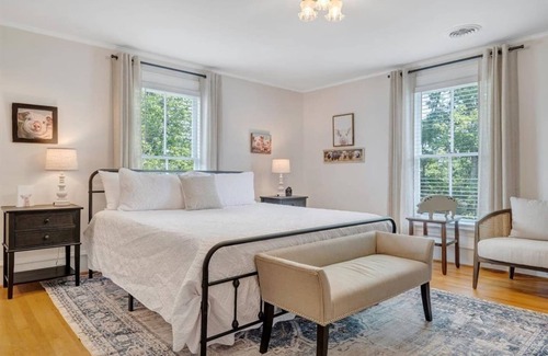 Blairs Cama Y Desayuno | 2 bedroom Charming Farmhouse Getaway : Levi Hall