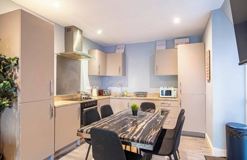 Sheffield Casa | Boutique 2-Bed Apartment in Central Sheffield | Vibrant City Base + Netflix