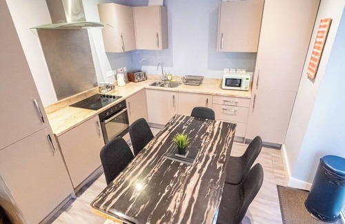 Sheffield Casa | Boutique 2-Bed Apartment in Central Sheffield | Vibrant City Base + Netflix