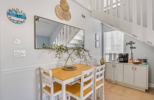 Summer Breeze Condominio | 2-bedroom condo in charming Panama City Beach with WiFi, fitness room