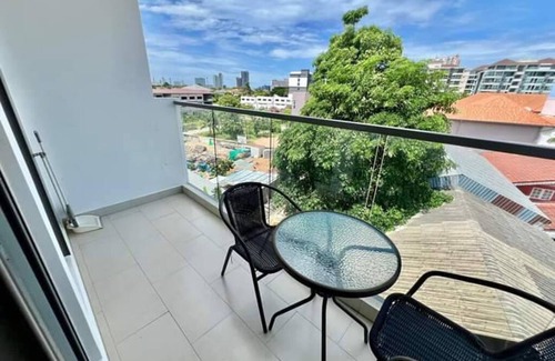 Jomtien Condominio | 2-bedroom condo in delightful Muang Pattaya with AC, WiFi, fitness room