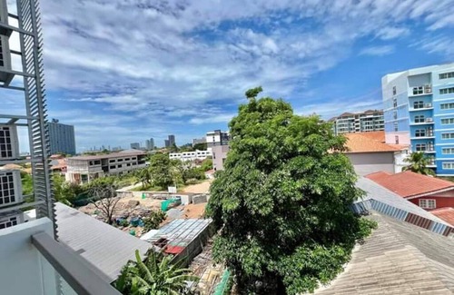 Jomtien Condominio | 2-bedroom condo in delightful Muang Pattaya with AC, WiFi, fitness room