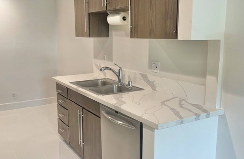 Calabasas Condominio | 2-bedroom Condo in Heart of Downtown Calabasas