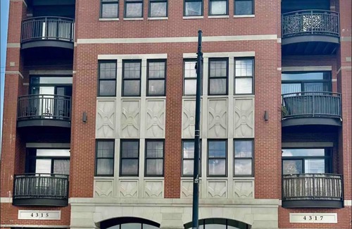 North Kenwood Condominio | 2 bedroom condo in North Kenwood Hyde Park with elevator.