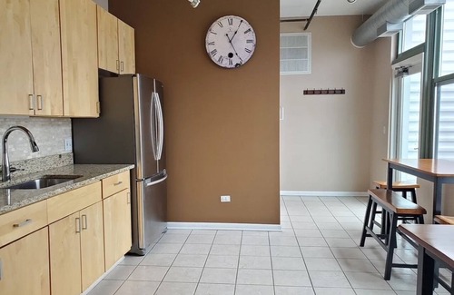 Near South Side Condominio | 2-bedroom condo in perfect Chicago with WiFi, AC. Start your getaway