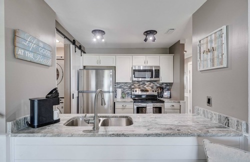 Lower Grand Lagoon Condominio | 2-bedroom condo in adorable Panama City Beach, on the lagoon, with WiFi, AC