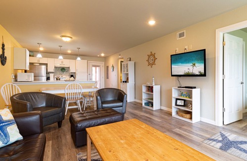 Port Aransas Condominio | 2-bedroom condo in Port Aransas with AC, complete with Margarita Station!