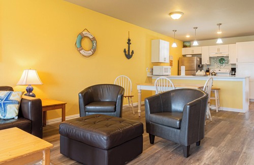 Port Aransas Condominio | 2-bedroom condo in Port Aransas with AC, complete with Margarita Station!