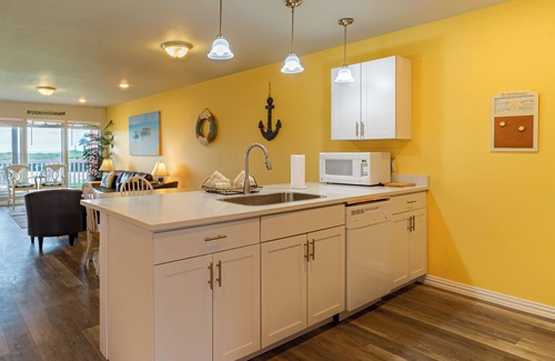 Port Aransas Condominio | 2-bedroom condo in Port Aransas with AC, complete with Margarita Station!