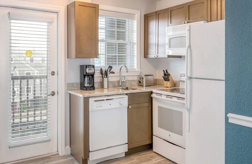 Historic Hill Condominio | 2 Bedroom Condo, Kitchen, Sleeps 6, Downtown Newport, Wyndham Onshore Resort!