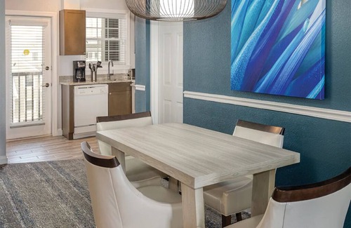 Historic Hill Condominio | 2 Bedroom Condo, Kitchen, Sleeps 6, Downtown Newport, Wyndham Onshore Resort!