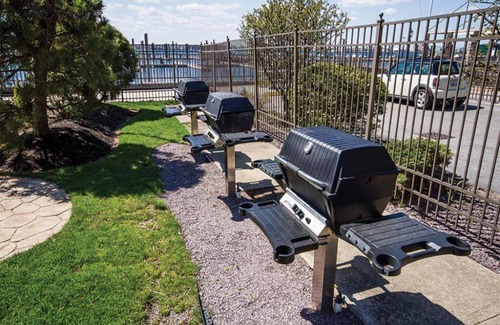 Historic Hill Condominio | 2 Bedroom Condo, Kitchen, Sleeps 6, Downtown Newport, Wyndham Onshore Resort!