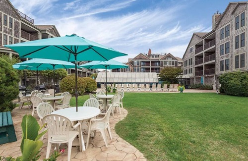 Historic Hill Condominio | 2 Bedroom Condo, Kitchen, Sleeps 6, Downtown Newport, Wyndham Onshore Resort!