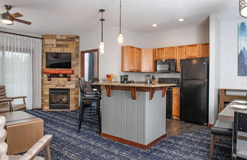 Lake Delton Condominio | 2 Bedroom Condo w/ Kitchen, Sleeps 8, Glacier Canyon Lodge, w/ Waterpark Passes!