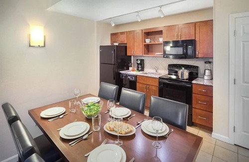 The Point Condominio | 2 Bedroom Condo w/ Kitchen, Sleeps 6, in Downtown Newport, Long Wharf Resort!