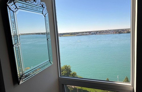 Corunna Condominio | 2-Bedroom Condo with WiFi, AC with Million Dollar View of the St.Clair River