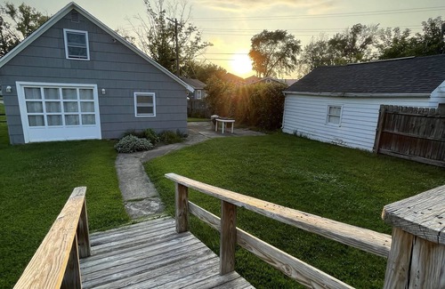 Irving Cabaña | 2 bedroom cottage -5 Min. walk to Sunset Bay Beach-Lake Erie- fishing