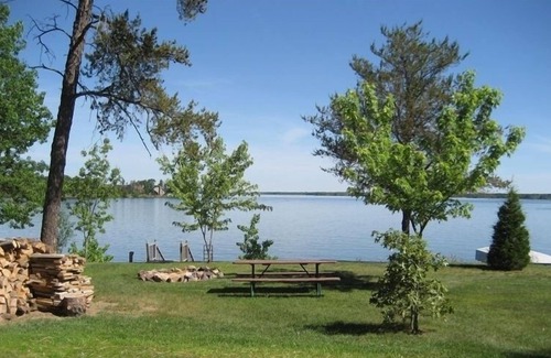 New Lisbon Cabaña | Casa de vacaciones en el agua con su propio muelle, Castle Rock Lake WI $ 1,036 / w