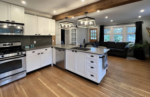 Powell River Casa | 2 Bedroom Country Cottage with Fully Fenced Yard