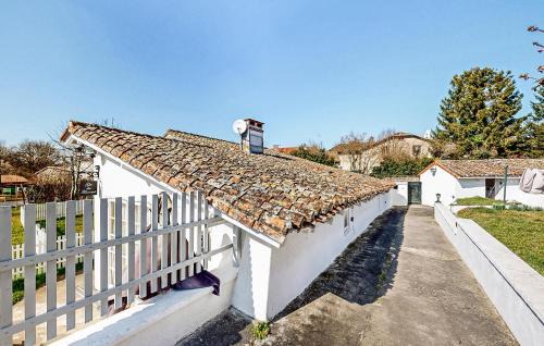 Oradour-Fanais Casa | 2 Bedroom Cozy Home In Oradour-Fanais