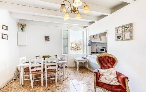 Oradour-Fanais Casa | 2 Bedroom Cozy Home In Oradour-Fanais
