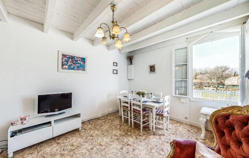 Oradour-Fanais Casa | 2 Bedroom Cozy Home In Oradour-Fanais