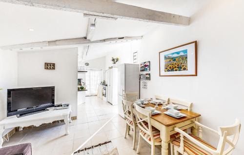 Oradour-Fanais Casa | 2 Bedroom Cozy Home In Oradour-Fanais