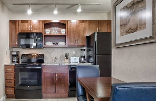 The Point Condominio | 2 Bedroom Deluxe Condo, Sleeps 6, Kitchen, Downtown Newport, Long Wharf Resort!