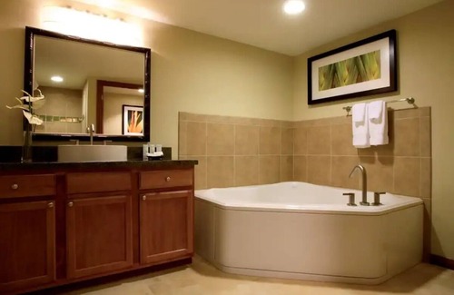 Waikiki Hotel | 2 Bedroom Deluxe Lower Level - Full Kitchen - Waikiki Beach Walk AUG 17 to 24