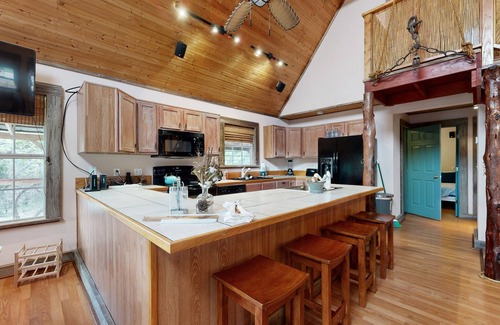 Canyon Lake Casa | 2-bedroom dog-friendly home with loft and spacious porch