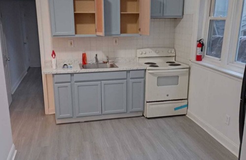 North Philadelphia East Apartamento | 2 Bedroom entire floor with small deck adjacent the kitchen