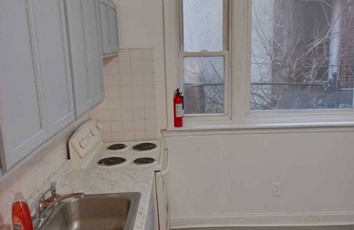 North Philadelphia East Apartamento | 2 Bedroom entire floor with small deck adjacent the kitchen