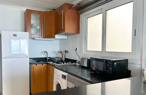 Vallpineda Apartamento | Escapada frente al mar con Parking por Hostem