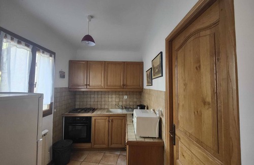 Les Salles-sur-Verdon Casa | 2-bedroom apartment with garden, 5-minute walk from Lac de Ste Croix.