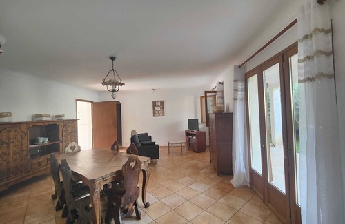 Les Salles-sur-Verdon Casa | 2-bedroom apartment with garden, 5-minute walk from Lac de Ste Croix.