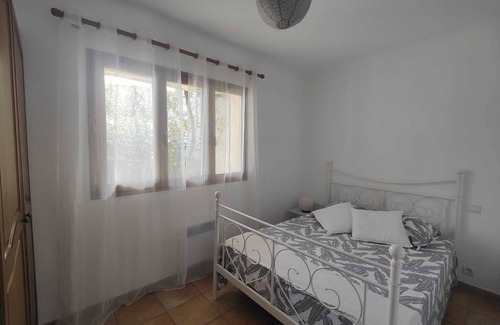 Les Salles-sur-Verdon Casa | 2-bedroom apartment with garden, 5-minute walk from Lac de Ste Croix.