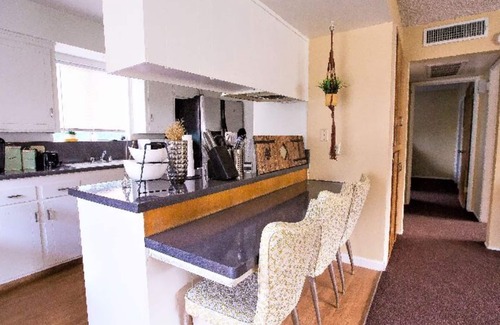Oleander - Sunset Casa | 2 Bedroom Gated Townhouse with Private Entrance In Downtown Bakersfield