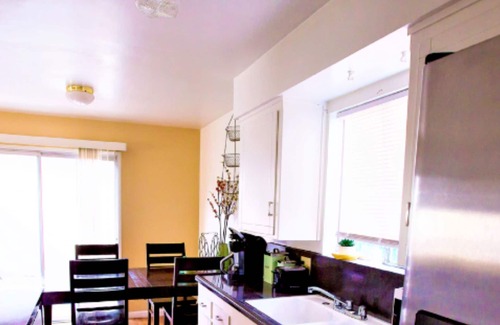 Oleander - Sunset Casa | 2 Bedroom Gated Townhouse with Private Entrance In Downtown Bakersfield