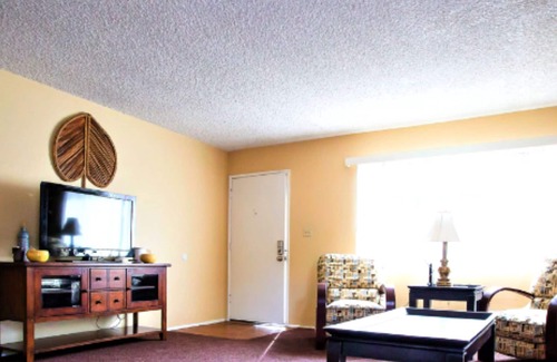 Oleander - Sunset Casa | 2 Bedroom Gated Townhouse with Private Entrance In Downtown Bakersfield
