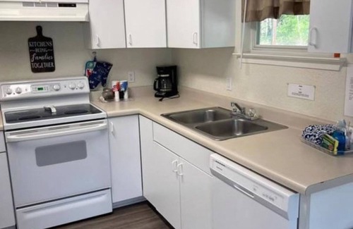 New Braunfels Chalet De Esquí | 2 Bedroom Getaway with a Riverside Deck