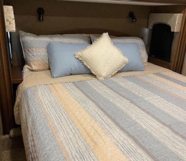 River Ranch Otro | 2 bedroom glamping RV w/golf cart