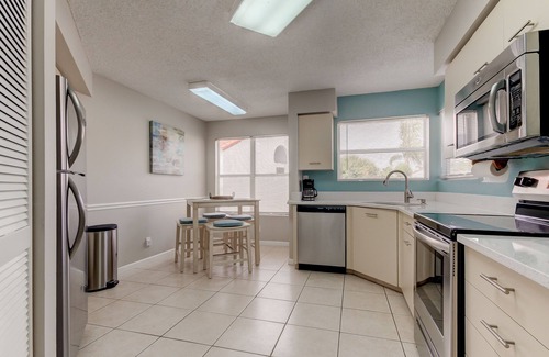 Isla del Sol Condominio | 2 Bedroom Golf Course View, Near the Beach!